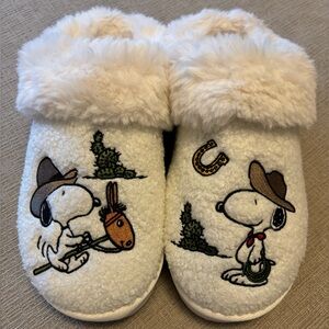American Eagle Viral Snoopy Slippers, Size 9